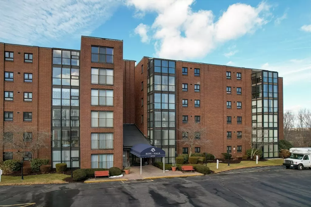 Fall River, MA 02720,4234 N Main St. #606