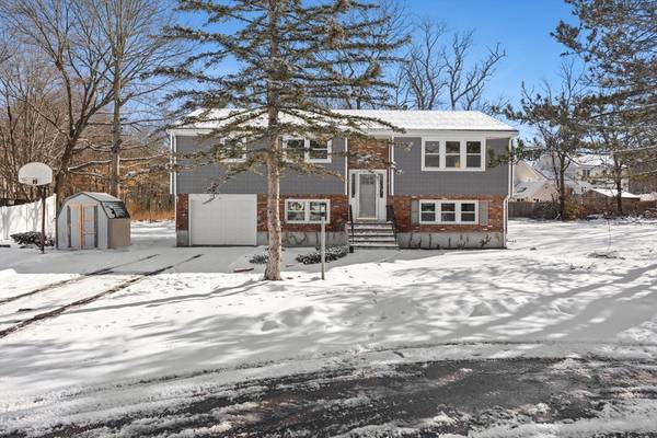 8 Sloan Cir, Randolph, MA 02368