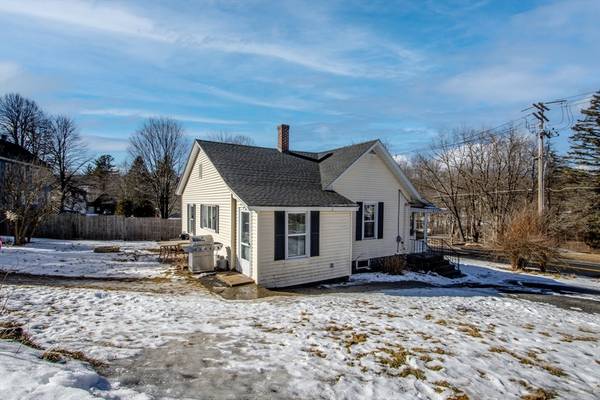 17 Quinapoxet St, Holden, MA 01522