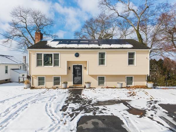 32 White Island Rd, Halifax, MA 02338