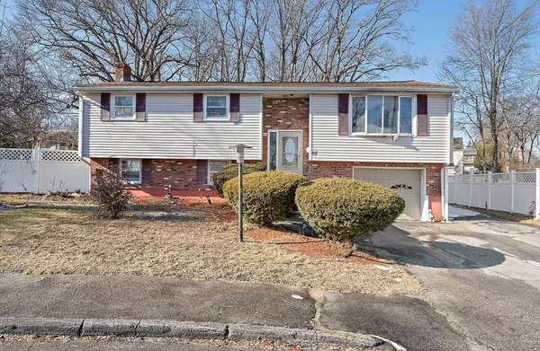 65 Fernandez Cir, Randolph, MA 02368