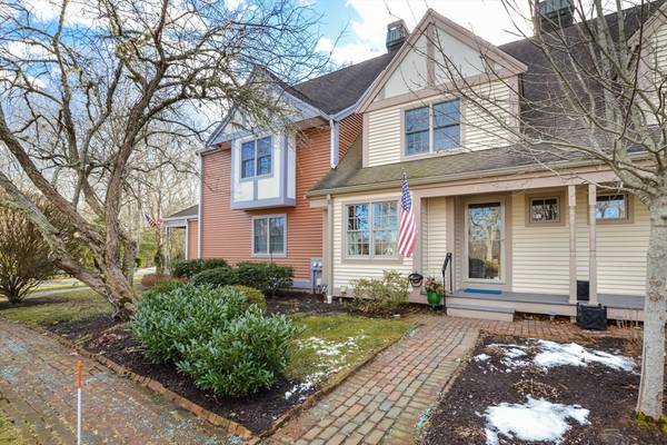 15 Village Green Cir #15, Mashpee, MA 02649