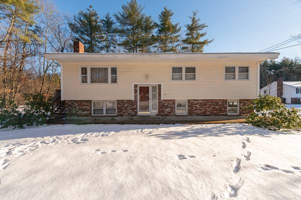 27 East St, Pepperell, MA 01463