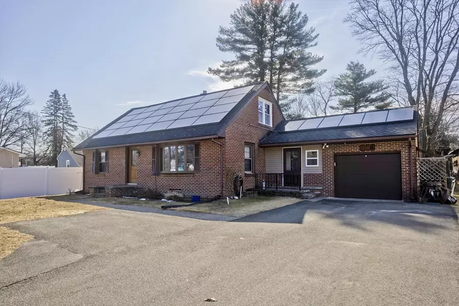 25 Gardens Dr, Springfield, MA 01119