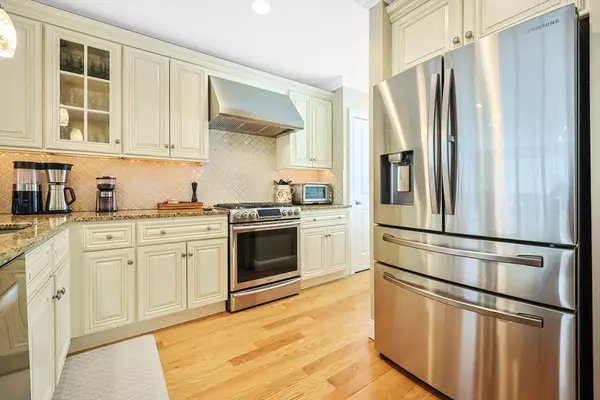 Seekonk, MA 02771,21 Warren Ave #5