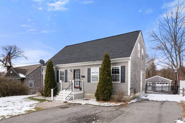 39 Perkins St, Somerset, MA 02726