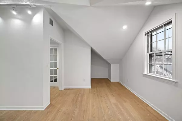 Newton, MA 02464,993 Chestnut St #5