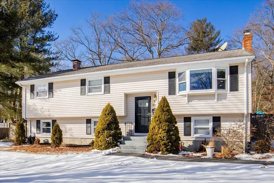 107 Lakeview Dr, Raynham, MA 02767