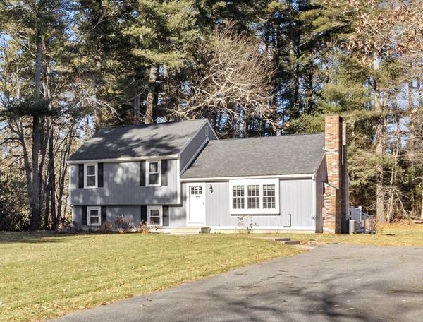 10 Canterbury Dr, Carver, MA 02330