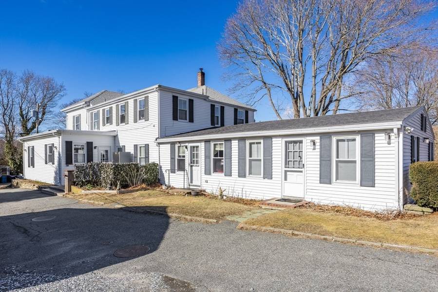 48 Walker St, Falmouth, MA 02540