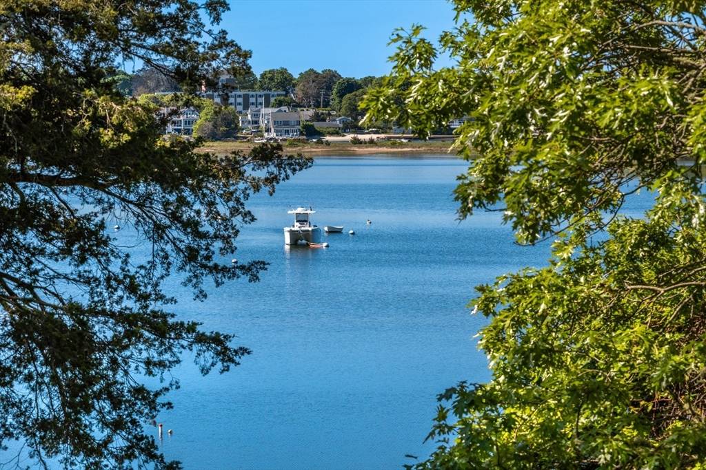10 Squeteague Harbor, Bourne, MA 02534