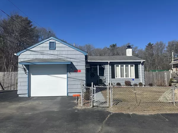 63 Lakeside Ave, Dartmouth, MA 02747