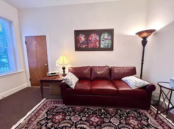Brookline, MA 02445,1683 Beacon St