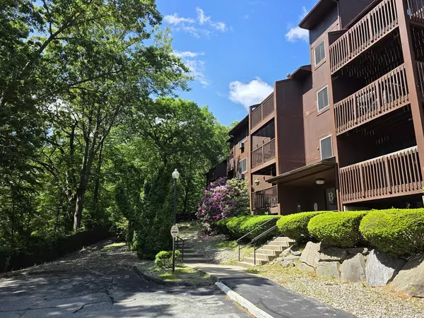 340 Sunderland Rd #14, Worcester, MA 01604