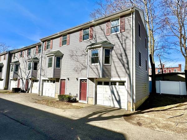 104 Chestnut St #6, Waltham, MA 02453