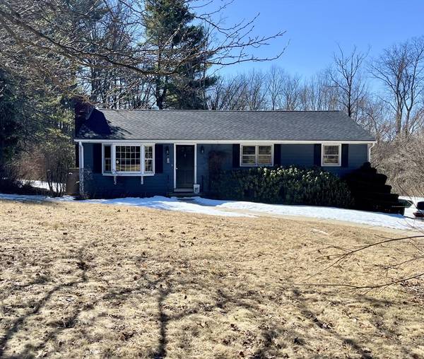 8 Blueberry Ln, Sturbridge, MA 01566