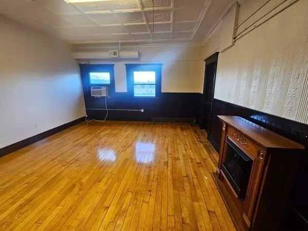 Mansfield, MA 02048,127-129 N Main St #305