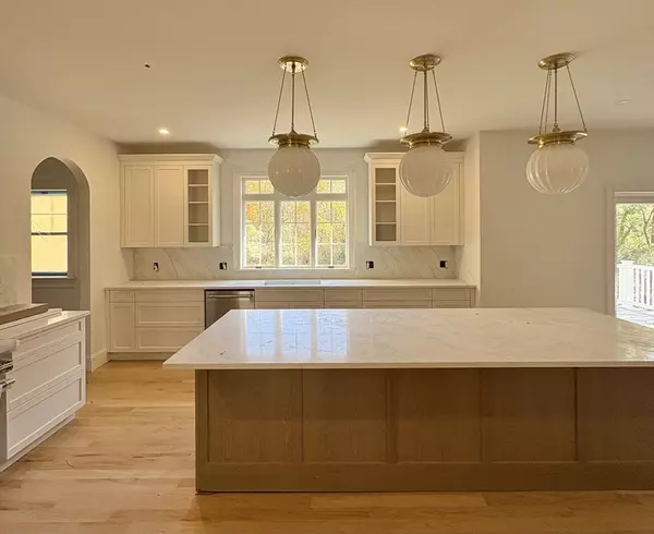 Reading, MA 01867,41 Winter St