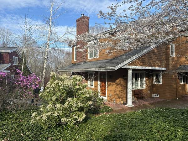 566 Strawberry Hill Rd, Concord, MA 01742