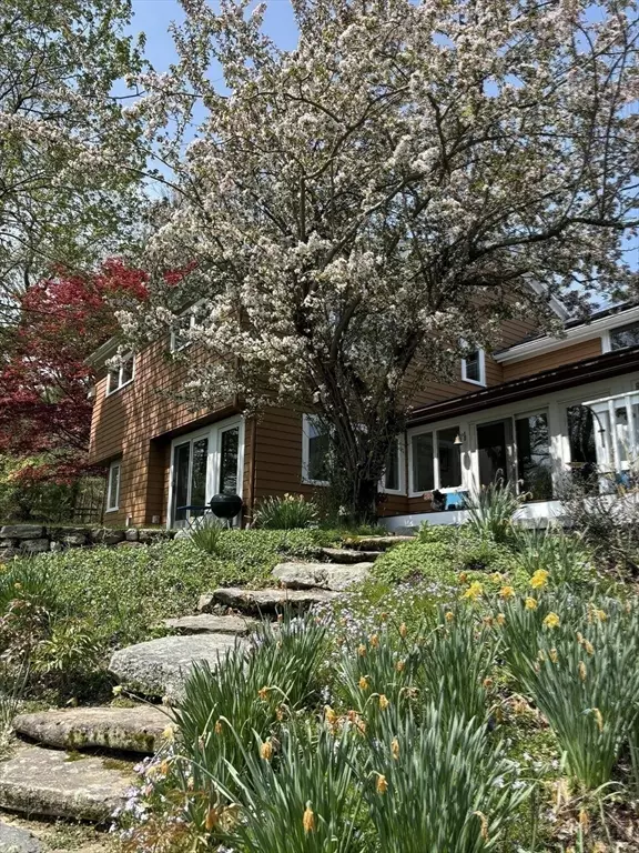 Concord, MA 01742,566 Strawberry Hill Rd