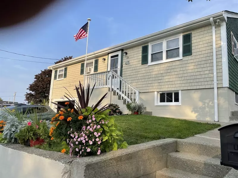 26 Cliff St, Tiverton, RI 02878