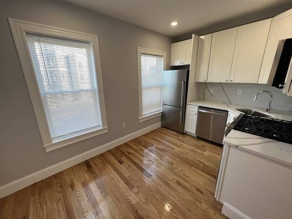 374 Oxford St #3, Cambridge, MA 02140