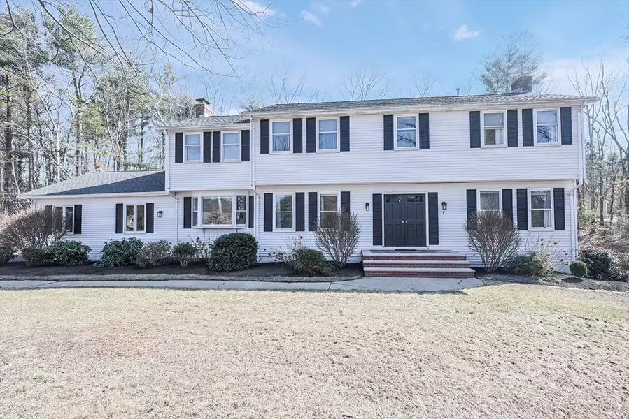 8 Chickering Ln, Walpole, MA 02081