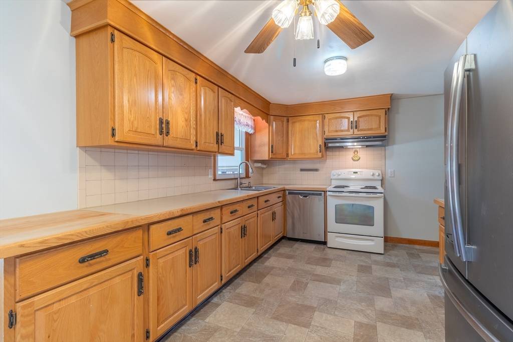 Chicopee, MA 01020,63 Loomis Dr
