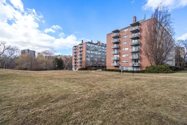 Brookline, MA 02446,80 Park St #22