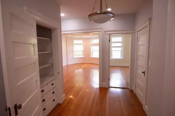 Brookline, MA 02445,1897 Beacon Street #3