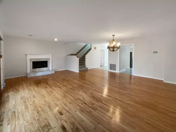 Medfield, MA 02052,425 Main St #1