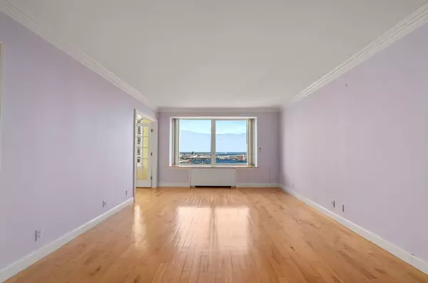 Boston, MA 02110,65 East India Row #32D