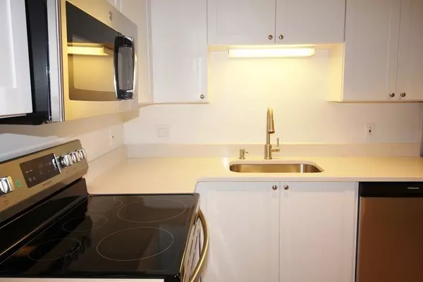 Quincy, MA 02171,1001 Marina Dr #215