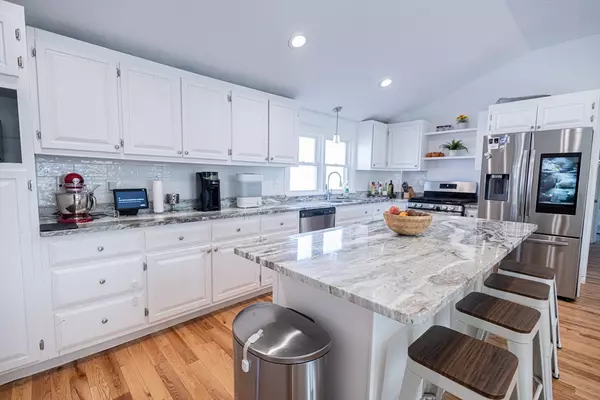 19 Oakmeadow Ln, Methuen, MA 01844