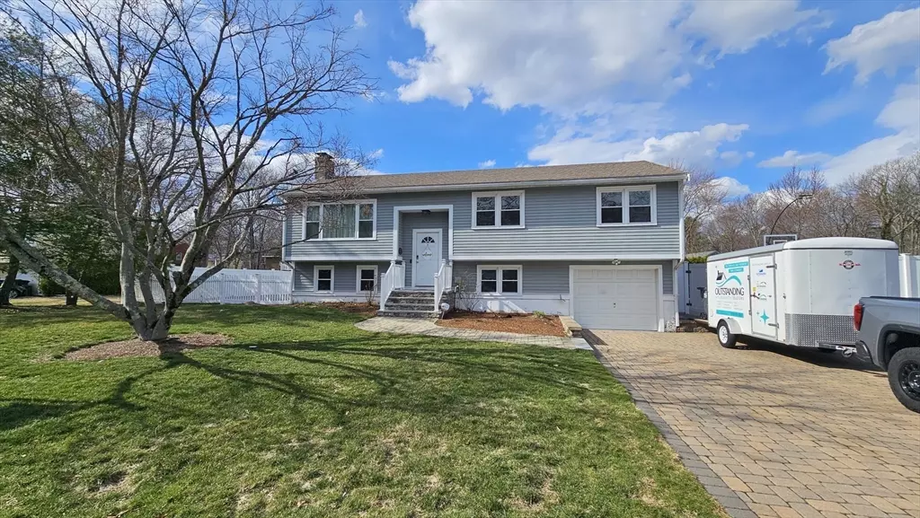 8 Hillcrest Dr, Milford, MA 01757