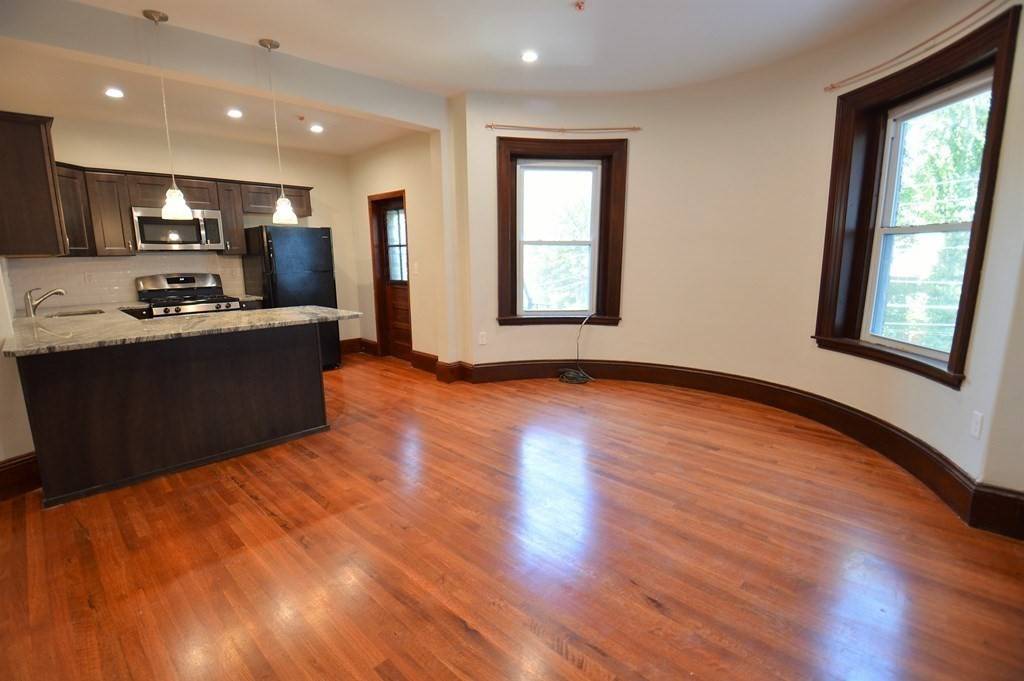 Brookline, MA 02446,1736 Beacon St. #2
