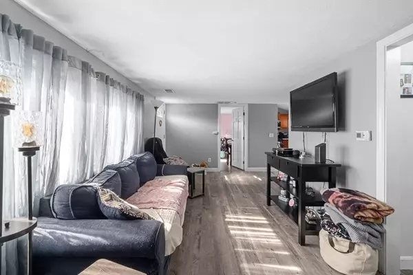 Lakeville, MA 02347,1 Violet St