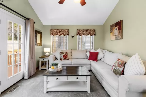 Medway, MA 02053,2 Meadow Rd