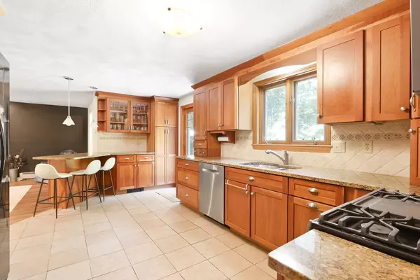 North Andover, MA 01845,716 Forest St