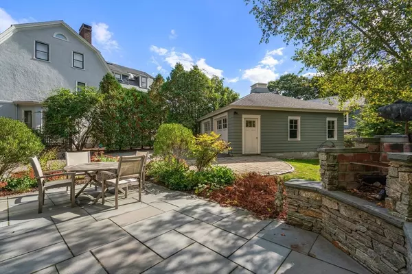 Newton, MA 02461,215 Lake Ave