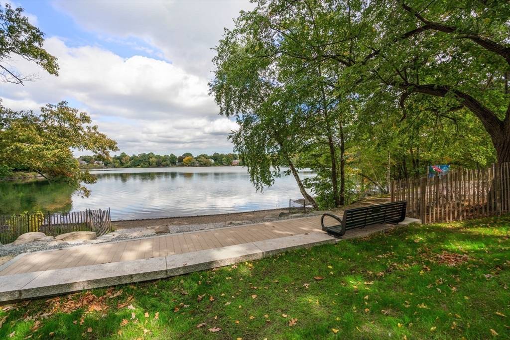 Newton, MA 02459,215 Lake Ave