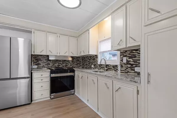 Acushnet, MA 02743,17 Jake Lane