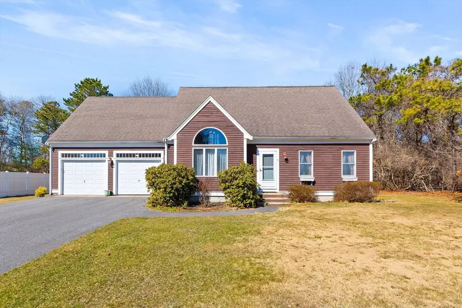 5 Bailey Dr, Falmouth, MA 02536