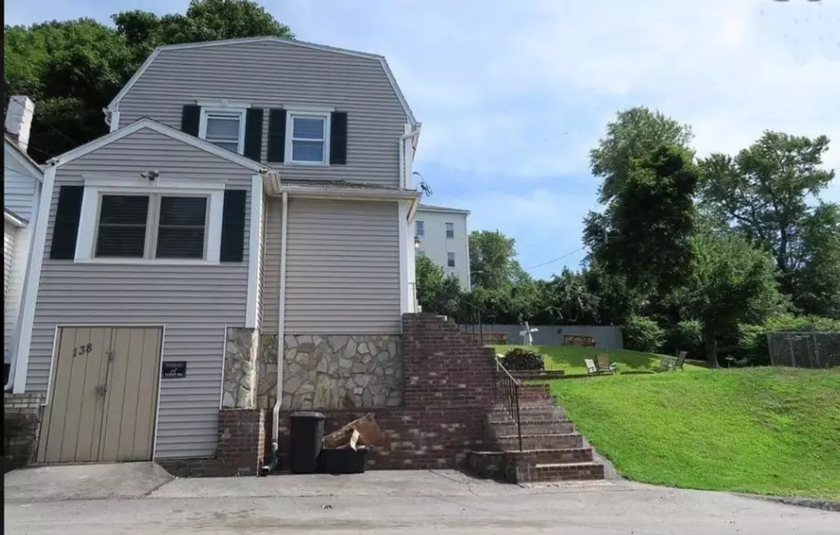 138 Norfolk St, Worcester, MA 01604