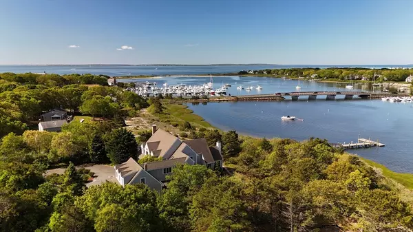 35 Green Meadow Ln, Falmouth, MA 02536