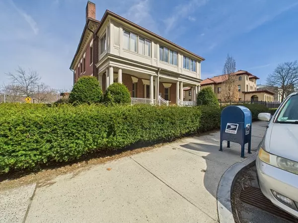 Springfield, MA 01103,73 Chestnut St #12