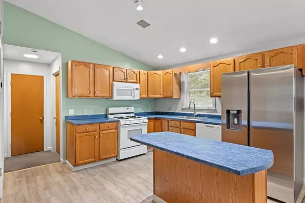 Wareham, MA 02538,42 Wareham Lake Shore Dr