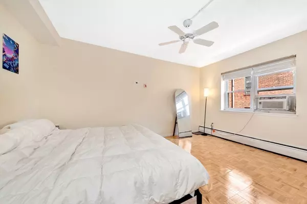 Brookline, MA 02446,100 Marion St #33