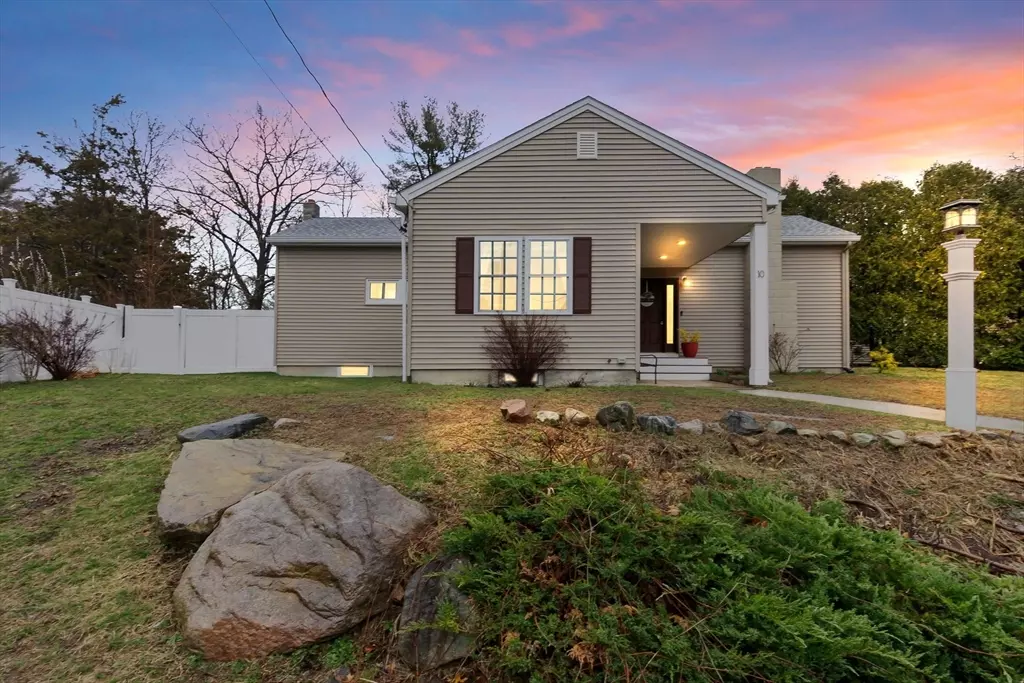 Middleton, MA 01949,10 Phaneuf St
