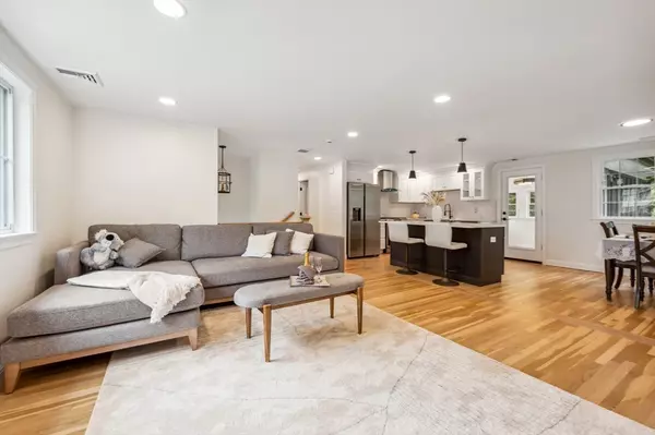 Medfield, MA 02052,4 Bayberry Road